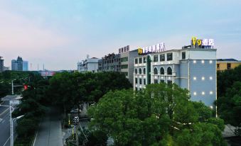 V9 Holiday Chain Hotel (Yingcheng Hanyi)