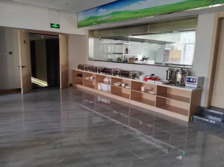 Chifeng Qingcheng Hotel (Weiduoli Wanyuecheng Chifeng South Railway Station) Отели рядом с достопримечательностью «Chifeng Botanical Garden»