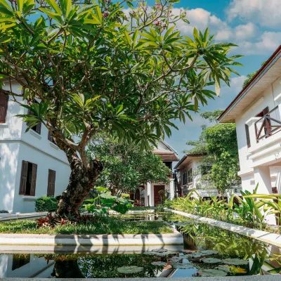 Victoria XiengThong Palace Отели рядом с достопримечательностью «Ват Лонг Кун»