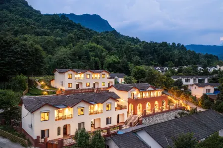 ShanZhong HuaKai Private soup homestay Отели рядом с достопримечательностью «Bailu Limestone Cave Wonder Peak»