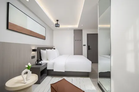 Ledong Duolai Cinema Hotel (Huangliu Station Branch) Отели рядом с достопримечательностью «Yinggehai Salt Flats»