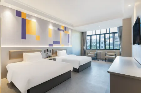 7Days Inn Hotel · Shaoguan Nanxiong Huancheng Xi Road Отели рядом с достопримечательностью «Спортивный зал Наньшун»