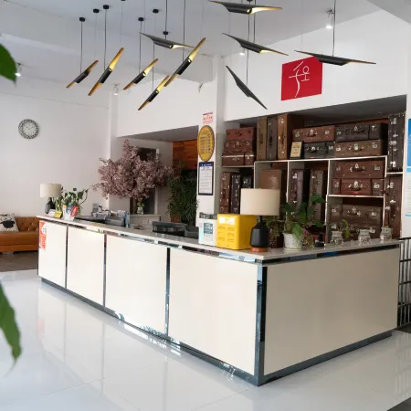 Huaying Qianli Express Hotel