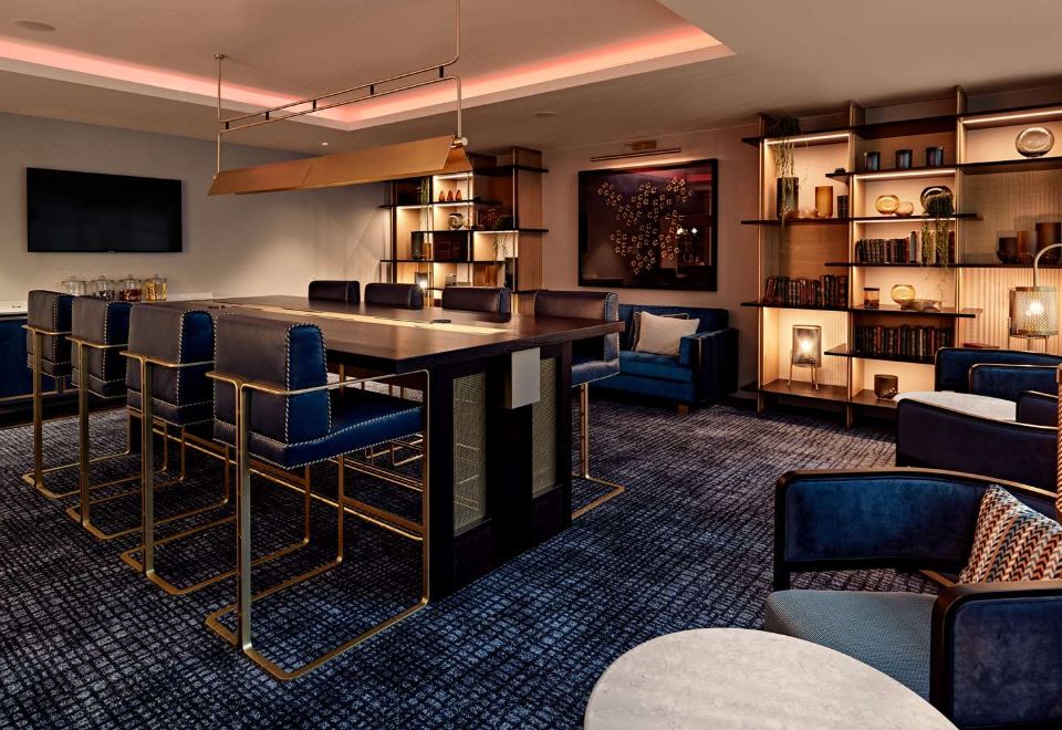 [힐튼 비엔나의 모던한 객실 내부]