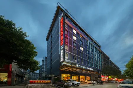 Four Seasons Fashion Hotel Отели рядом с достопримечательностью «Huaihua Sports Center Comprehensive Gymnasium»