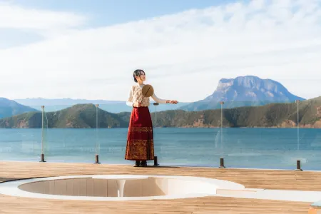 Lugu Lake Front Lake·Yueyao Lakeview Resort Hotel