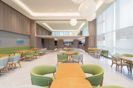 Quan JI hotel (Zhu Hai Station Bao long mall  ) Отели рядом с достопримечательностью «Zhuhai Branch of Beijing Normal University Dormitory»