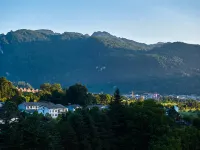 Zhangjiajie Four Seasons Lai · Riverside Resort Hotel (Baofeng Lake Scenic Area) - Mountain View