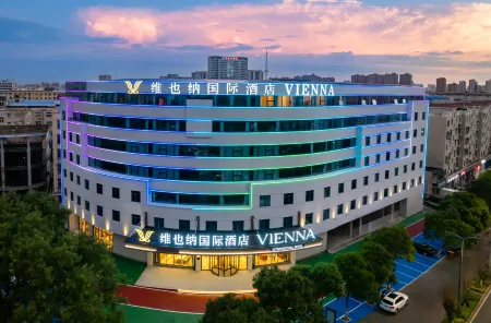 VIENNA INTERNATIONAL HOTEL Отели рядом с достопримечательностью «Qingyihe Thousand Acres Garden»