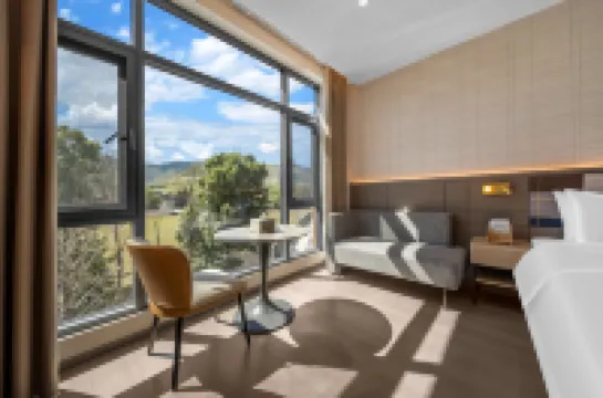 Homeinn Plus Hotel (Kangding Xinduqiao Town National Highway G318) Hotels near Miles Corridor