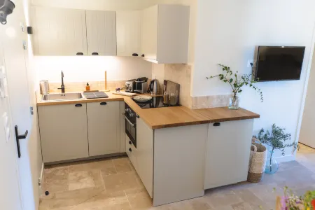 Cottage Tilleul on large domain with Pool, Spa, Tennis Отели в г. Сен-Жульен-Ле-Розье