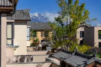 Lijiang Agarwood Ink Stained Snow Mountain Private Soup Hot Spring Resort