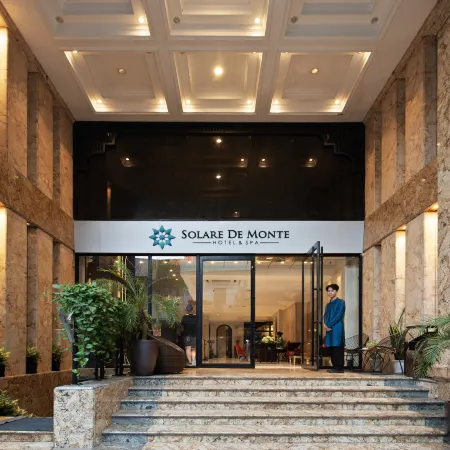 Solare De Monte Hotel & Spa Отели рядом с достопримечательностью «Старый мост Лонгбьен»