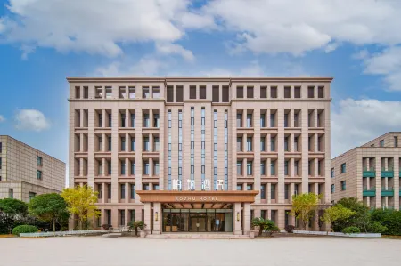 Baizhu Hotel (Zhangjiagang Jinfeng Branch) Отели рядом с достопримечательностью «Zhangjiagang Campus， the City Vocational College of Jiangsu (Binjiang Avenue)»