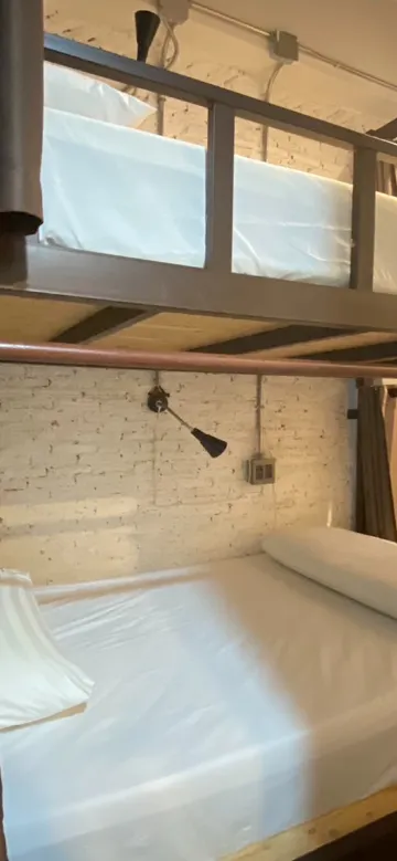 ห้องเตียงสองชั้นคู่พร้อมห้องน้ำในตัว