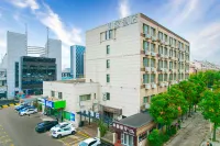 Jingzu E-Sports Hotel (Qingdao North Bus Station Xianjiazhai Subway Station)