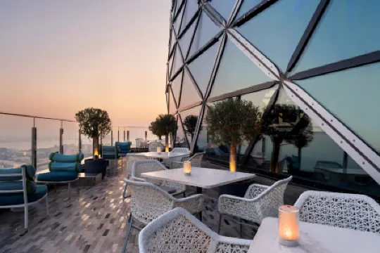 Andaz Capital Gate Abu Dhabi, By Hyatt Отели рядом с достопримечательностью «Национальный выставочный центр Абу-Даби»