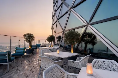 Andaz Capital Gate Abu Dhabi, By Hyatt Отели рядом с достопримечательностью «Мост Шейха Заеда»