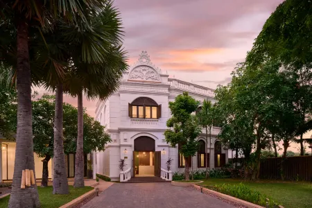 The Embassy Angkor Resort & Spa Отели рядом с достопримечательностью «Miniature Replicas of Angkor’s Temples»