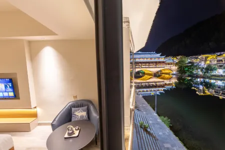 Yinxi Linjiang Homestay (Phoenix Ancient Town Tuojiang Yunqiao Branch)