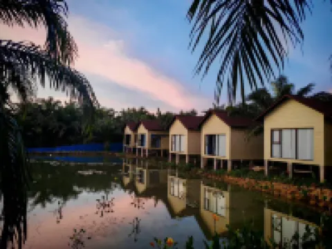 Flower Field Resort PEKAH SDN BHD周辺のホテル