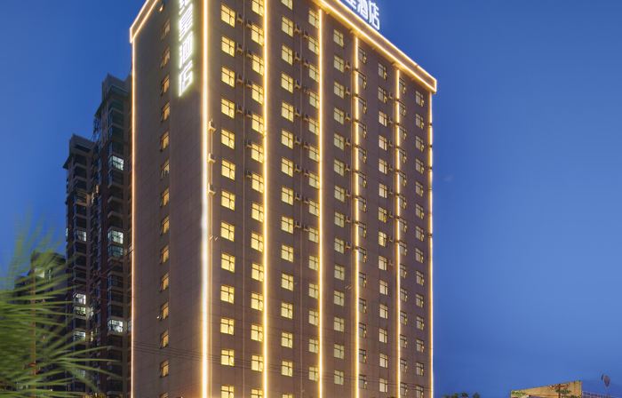 Century Star Hotel (Huazhou Academy Dengzhou Station)