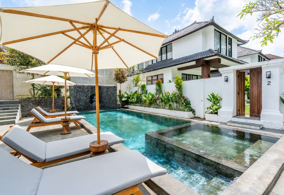 Sacred Jungle by EVDEkimi의 모던한 객실 내부