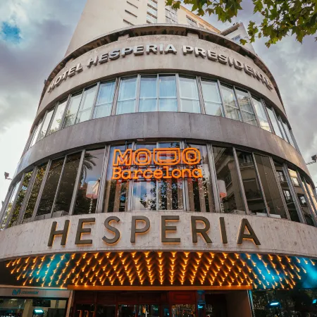 Hesperia Barcelona Presidente Отели рядом с достопримечательностью «Луз де Гас»