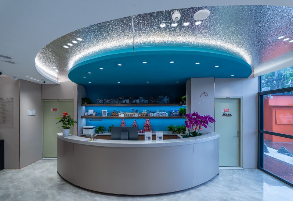 깔끔하고 세련된 호텔 로비 이미지