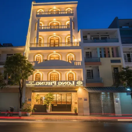 Collection O Long Phung Hotel Отели рядом с достопримечательностью «Парк Dam Sen»