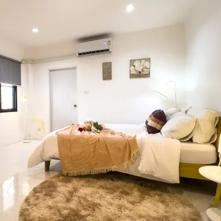 9 BR Pool Villa near Shopping Mall.
