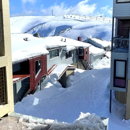 Hotham Ski Out 5 bed Studio21 w/ pool, sauna & spa