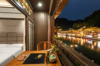 Phoenix Wanfeng Yushe Light Luxury Homestay (Hongqiao Branch, Fenghuang Ancient Town) - Romantic