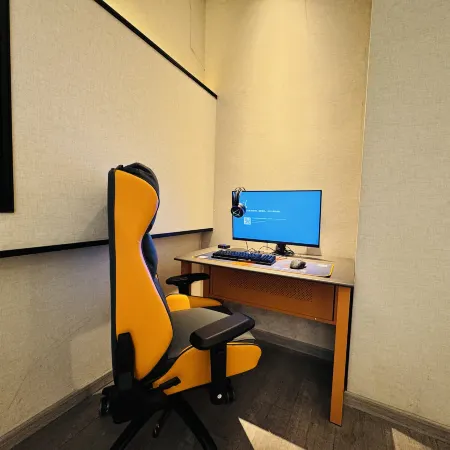 Yaxin E-Sports Hotel (Jiaxing Pinghu Zhapu Town)