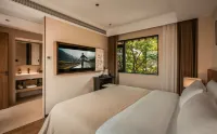 Qingman · Aesthetic Designer Homestay (Yiren Ancient Town Branch) - parking