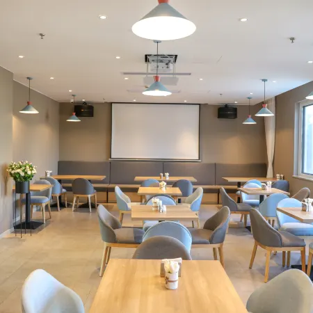 Home Inn (Donghai Niushan North Road Shuijingcheng Pedestrian Street)