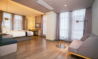 has a small bed and a desk at Homeinn Selected Hotel (Shanghai Wuning Road Subway Station Anyuan Road)