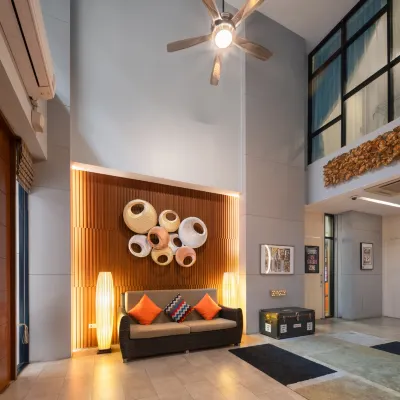 ICheck Inn Gems Center Silom Отели рядом с достопримечательностью «Станция метро Surasak»