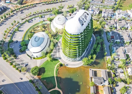 Golden Flower Jade Lake Plaza Hotel Отели рядом со станцией Luoping Railway Station