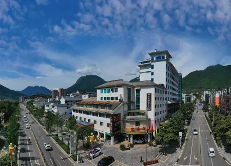 Hongchang Hote (lXingshan High speed Railway Station  Store)) Отели рядом с достопримечательностью «bai yang zhai»