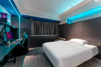 LUCK 7 Business Hotel (Yichang CBD Shopping Center Sanxia Electric Power College)
