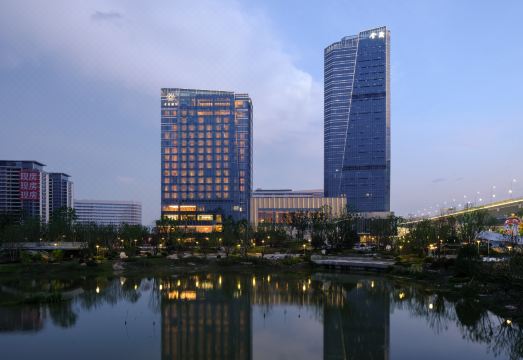 진마오 그란디 호텔 닝보의 깔끔하게 정돈된 조식 뷔페