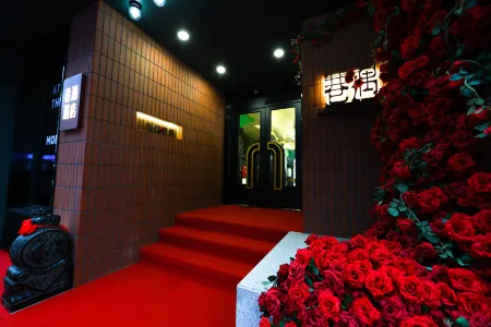 Xiangyu French Retro Hotel (Yanji Yanbian University Water Market Store)