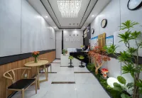 Zhuimeng Light Luxury Hotel (South High-Speed Railway Station Chunrong Street Subway Station) - Condos