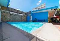 RedDoorz near Walking Street Angeles City - Kolam Renang