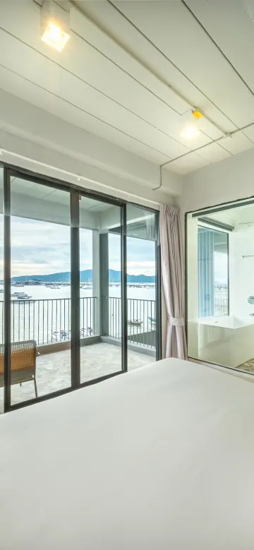 ห้องดีลักซ์ เตียงใหญ่ วิวทะเล