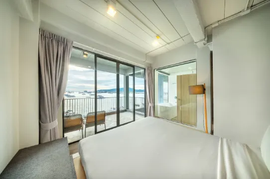 ห้องดีลักซ์ เตียงใหญ่ วิวทะเล