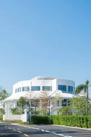 WEST COAST HOTEL Отели рядом с достопримечательностью «Jinshawan Coastal Park»