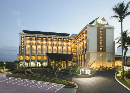 Emersia Hotel & Resort Batusangkar Отели в г. Lima Kaum