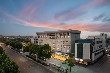 Home Inn UP Huayi Select Hotel (Dongying Yinzuo Mall Shengli Oilfield Central Hospital Branch) Отели рядом с достопримечательностью «Shengli Youtian Technology Exhibition Center»